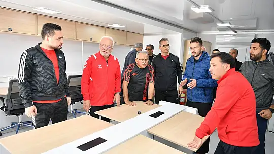 Başkan Büyükkılıç'tan 'dijital gençlik' atağı: Mobil Dijital Gençlik Merkezi tanıtıldı