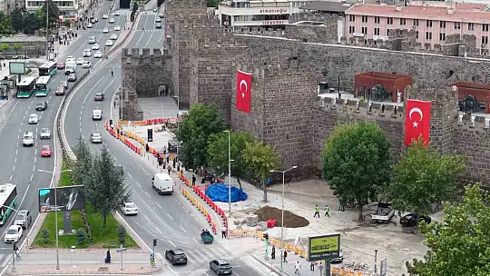 Başkan Büyükkılıç'tan Cumhuriyet Meydanı'ndaki büyük dönüşüme yakın takip