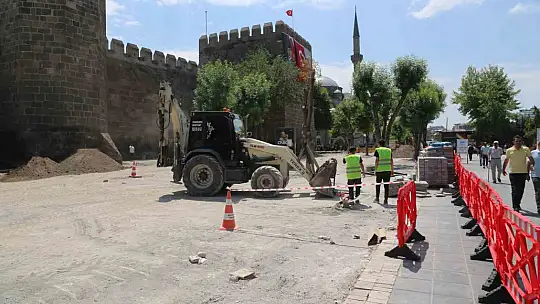 Başkan Büyükkılıç'tan Cumhuriyet Meydanı'ndaki büyük dönüşüme yakın takip