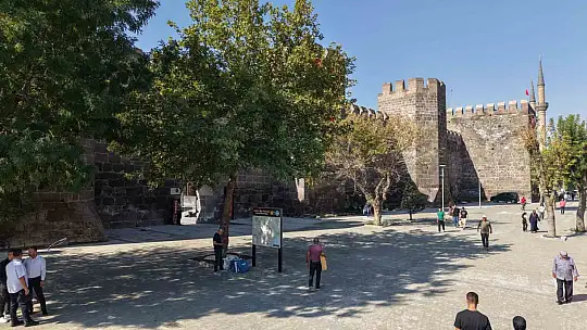 Başkan Büyükkılıç'tan Cumhuriyet Meydanı ve Yeraltı Çarşısı'ndaki yatırımlara yakın takip