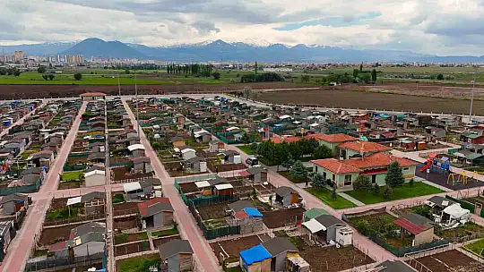 Başkan Büyükkılıç'tan hobi bahçesi sakinlerine atalık fide hediyesi