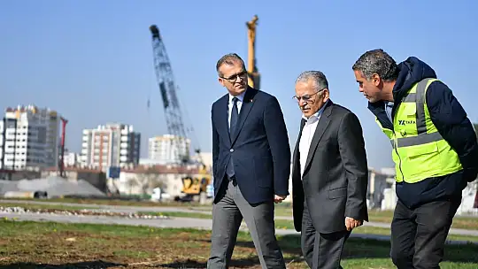 Başkan Büyükkılıç'tan Kartal Katlı Kavşağı'na yakın takip: 'Verimli bir şekilde çalışmalar sürüyor'