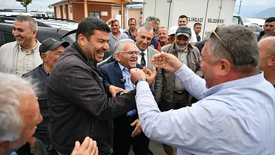 Başkan Büyükkılıç'tan Mimarsinan Kurban Pazarı'nda sıkı pazarlık ve samimi buluşma
