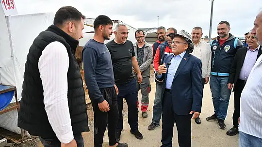 Başkan Büyükkılıç'tan Mimarsinan Kurban Pazarı'nda sıkı pazarlık ve samimi buluşma