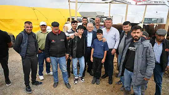 Başkan Büyükkılıç'tan Mimarsinan Kurban Pazarı'nda sıkı pazarlık ve samimi buluşma
