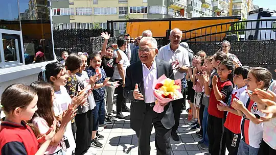 Başkan Büyükkılıç'tan okullardaki bahar coşkusuna yakın ilgi