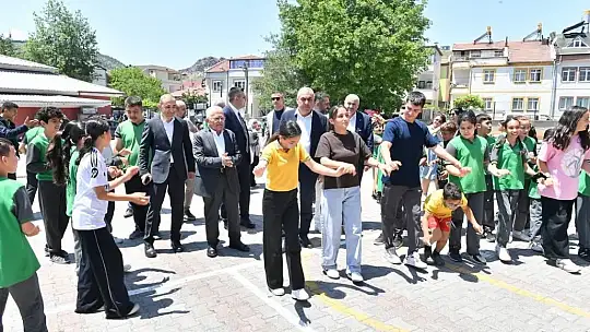 Başkan Büyükkılıç'tan okullardaki bahar coşkusuna yakın ilgi