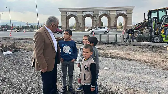 Başkan Büyükkılıç'tan Talas Bulvarı üzerindeki kavşak düzenleme ve deplase çalışmalarında pazar mesaisi