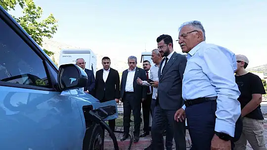 Başkan Büyükkılıç'tan Yahyalı'ya temiz enerji yatırımı: K-Şarj elektrikli araç şarj istasyonu açıldı