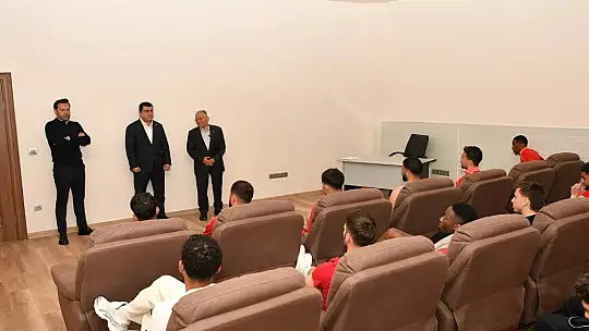 Başkan Büyükkılıç'tan zorlu maç öncesi Kayserispor'a 'moral' ziyareti