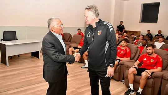 Başkan Büyükkılıç'tan zorlu maç öncesi Kayserispor'a 'moral' ziyareti