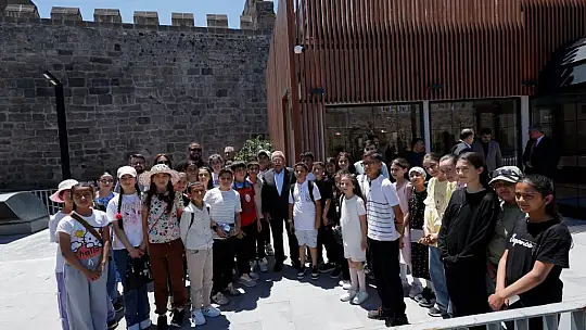 Başkan Büyükkılıç, tarihi kalede çocuklarla buluştu