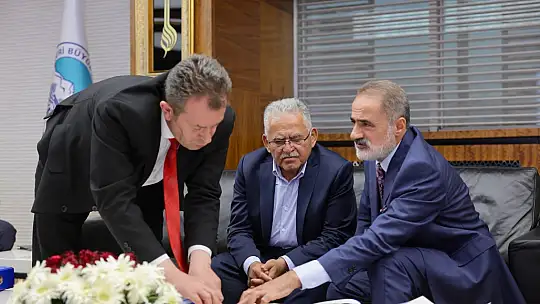 Başkan Büyükkılıç, TCDD Genel Müdürü Kurt'u makamında konuk etti