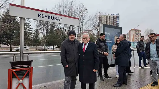 Başkan Büyükkılıç tramvaya bindi, yolcularla sohbet etti