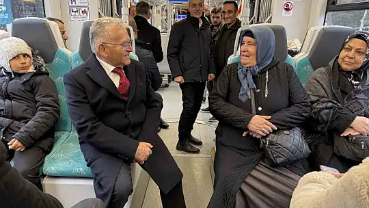 Başkan Büyükkılıç tramvaya bindi, yolcularla sohbet etti