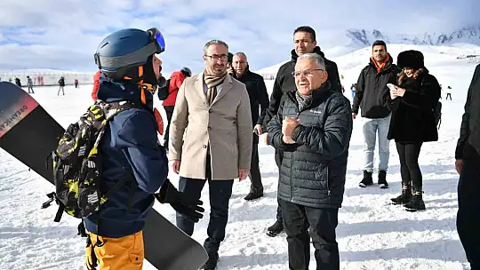 Başkan Büyükkılıç, turistlerle dolup taşan Erciyes'i ziyaret etti