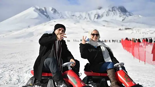 Başkan Büyükkılıç, turistlerle dolup taşan Erciyes'i ziyaret etti