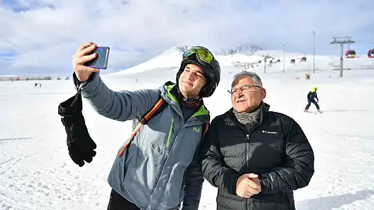 Başkan Büyükkılıç, turistlerle dolup taşan Erciyes'i ziyaret etti