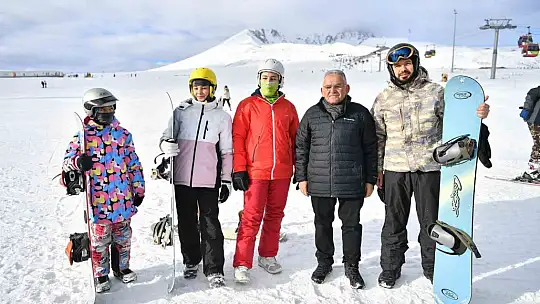 Başkan Büyükkılıç, turistlerle dolup taşan Erciyes'i ziyaret etti