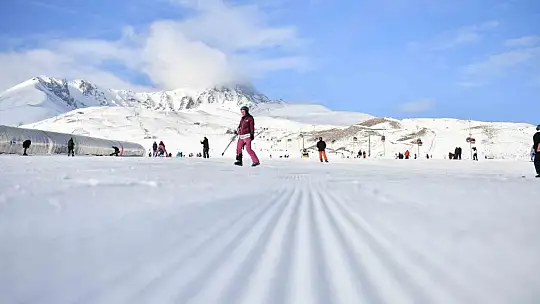 Başkan Büyükkılıç, turistlerle dolup taşan Erciyes'i ziyaret etti