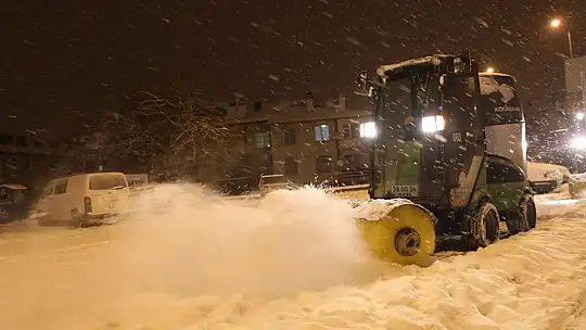 Başkan Çolakbayrakdar: 'Bereketle gelen kar yağışına karşı çalışmalar aralıksız sürüyor'