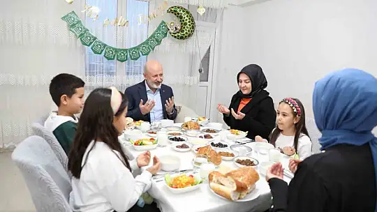 Başkan Çolakbayrakdar: 'Büyük bir aile olmanın mutluluğunu iftar sofralarında yaşıyoruz'