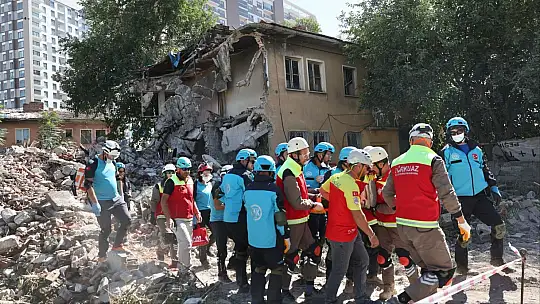 Başkan Çolakbayrakdar: 'Deprem gerçeğini unutmayalım, her daim hazırlıklı olmalıyız'