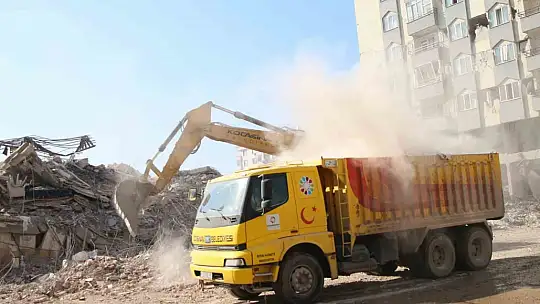 Başkan Çolakbayrakdar: 'Depremzede kardeşlerimizin her daim yanındayız'