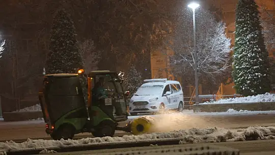 Başkan Çolakbayrakdar: 'Gece gündüz demeden merkez ve kırsalda kar temizliği devam ediyor'