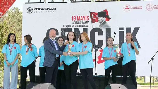 Başkan Çolakbayrakdar: 'Gençler için çalışıyor, geleceğe yatırım yapıyoruz'