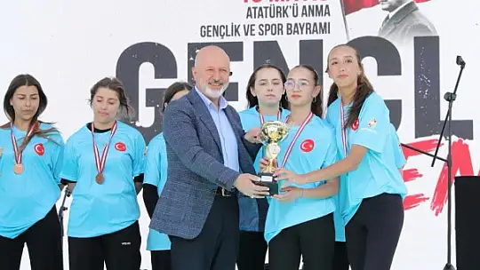 Başkan Çolakbayrakdar: 'Gençler için çalışıyor, geleceğe yatırım yapıyoruz'