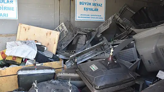 Başkan Çolakbayrakdar, 'Geri dönüşümle hem çevreye hem de ülke ekonomisine dev katkı sağlıyoruz'