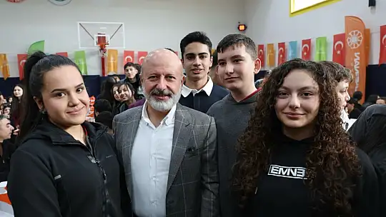 Başkan Çolakbayrakdar: 'Güçlü Türkiye'nin temeli donanımlı gençliktir'