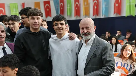 Başkan Çolakbayrakdar: 'Güçlü Türkiye'nin temeli donanımlı gençliktir'