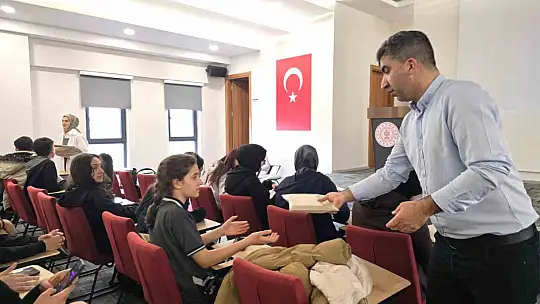 Başkan Çolakbayrakdar: 'Hizmetlerimizle okuyan bir nesil yetiştiriyoruz'