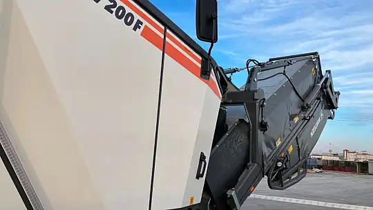 Başkan Çolakbayrakdar: 'İlk ve tek çevreci asfalt freze aracımızla doğayı koruyor, ekonomiye güç katıyoruz'