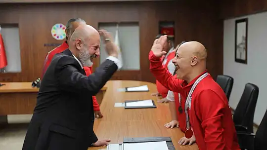 Başkan Çolakbayrakdar: 'Şampiyon çocuklarımızla gurur duyuyorum'
