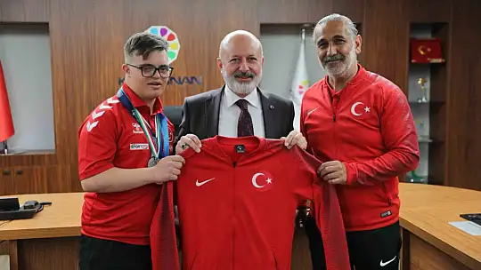 Başkan Çolakbayrakdar: 'Şampiyon çocuklarımızla gurur duyuyorum'