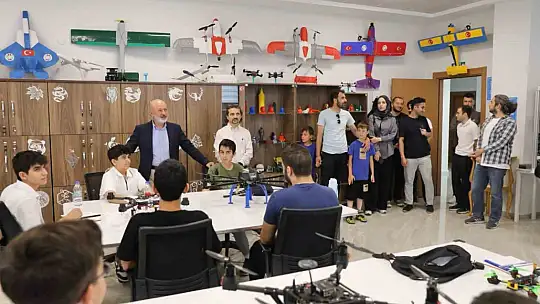 Başkan Çolakbayrakdar: 'Teknolojiyi tüketen değil, geleceği üreten nesiller yetiştiriyoruz'