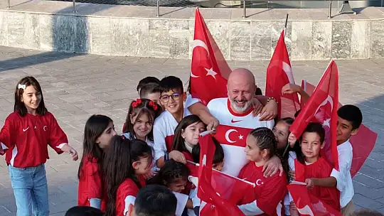 Başkan Çolakbayrakdar'dan milli maça özel klip