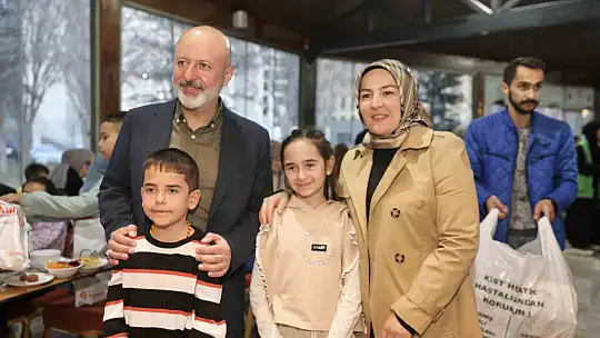 Başkan Çolakbayrakdar, iftarını yetim çocuklarla yaptı