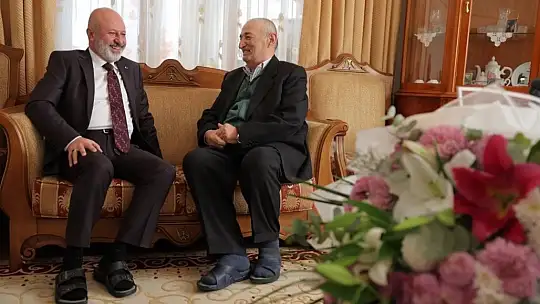Başkan Çolakbayrakdar, ilkokul öğretmeniyle buluştu
