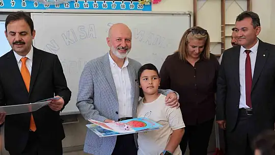 Başkan Çolakbayrakdar, karne sevinci yaşayan öğrencileri tebrik etti