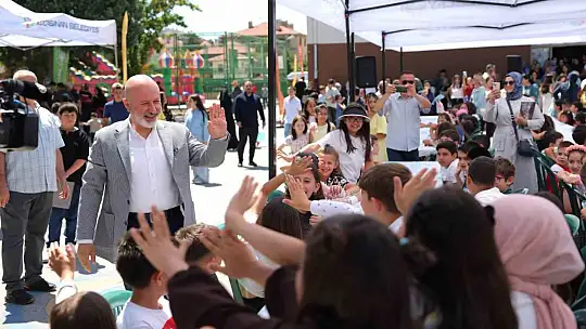 Başkan Çolakbayrakdar, karne sevinci yaşayan öğrencileri tebrik etti