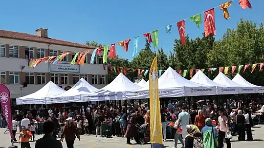 Başkan Çolakbayrakdar, karne sevinci yaşayan öğrencileri tebrik etti