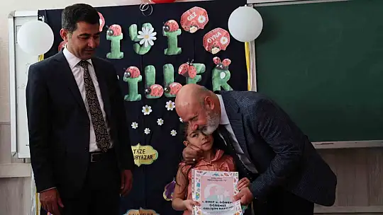Başkan Çolakbayrakdar, öğrencilerin karne sevincine ortak oldu