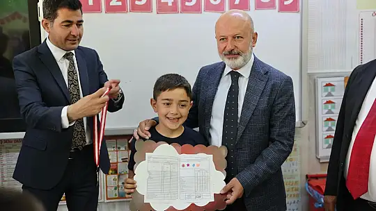 Başkan Çolakbayrakdar, öğrencilerin karne sevincine ortak oldu