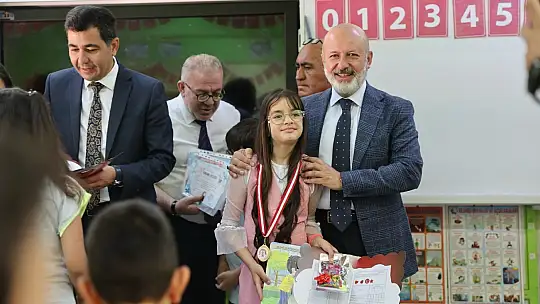 Başkan Çolakbayrakdar, öğrencilerin karne sevincine ortak oldu