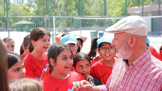 Başkan Çolakbayrakdar yaz okullarında çocuklarla buluştu