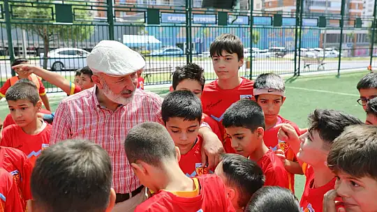 Başkan Çolakbayrakdar yaz okullarında çocuklarla buluştu